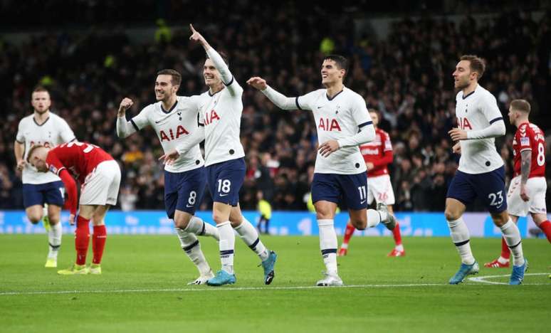 Jogadores do Tottenham comemoram o gol de Lo Celso, marcado logo no início de jogo (Foto: Twitter / Tottenham)