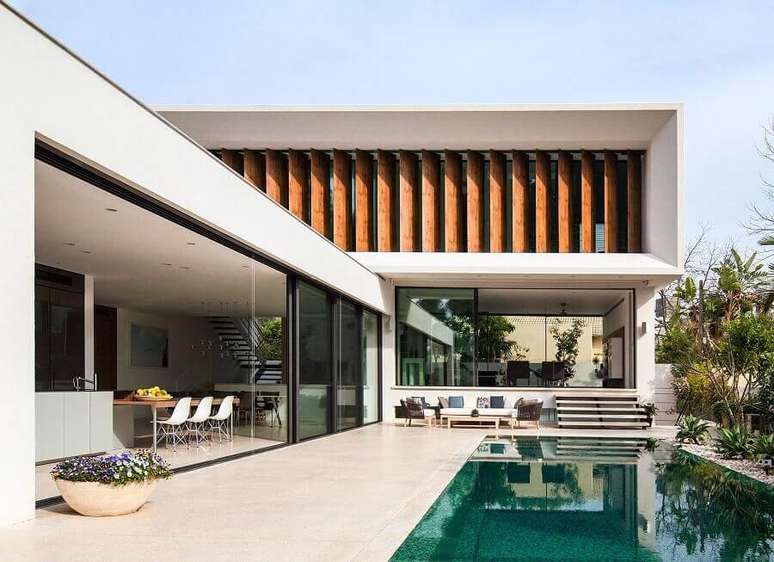 13. Casa em L com piscina e arquitetura moderna – Foto: Archilovers