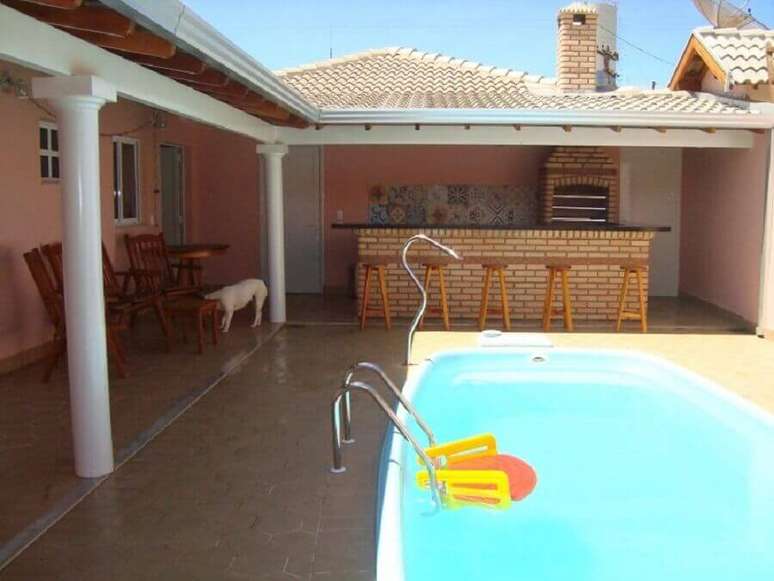 17. Modelo de casa em L com piscina e varanda com churrasqueira – Foto: Pinterest