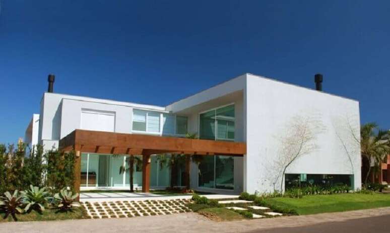 26. Fachada de casa em L com arquitetura moderna – Foto: Webcomunica