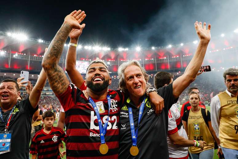 Gabigol e Jorge Jesus comemoram título brasileiro do Flamengo em 2019; técnico está perto de voltar ao clube