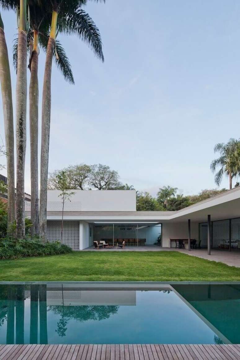 29. Modelo de casa em L com jardim e piscina – Foto: AMZ Arquitetos