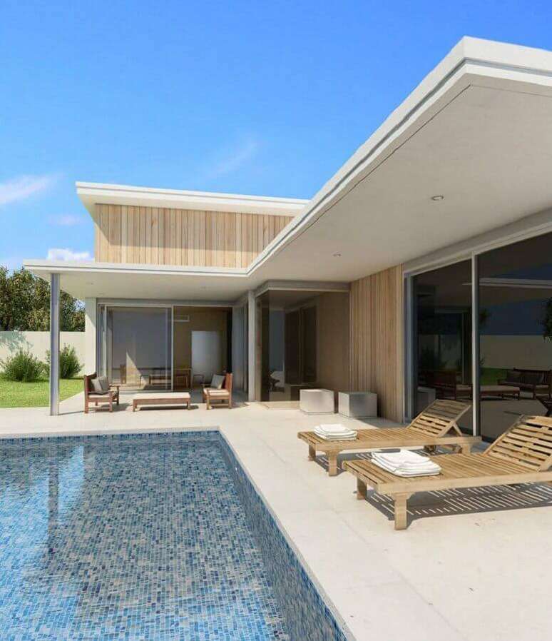 32. Casa em formato de L com piscina e varanda – Foto: Pinterest