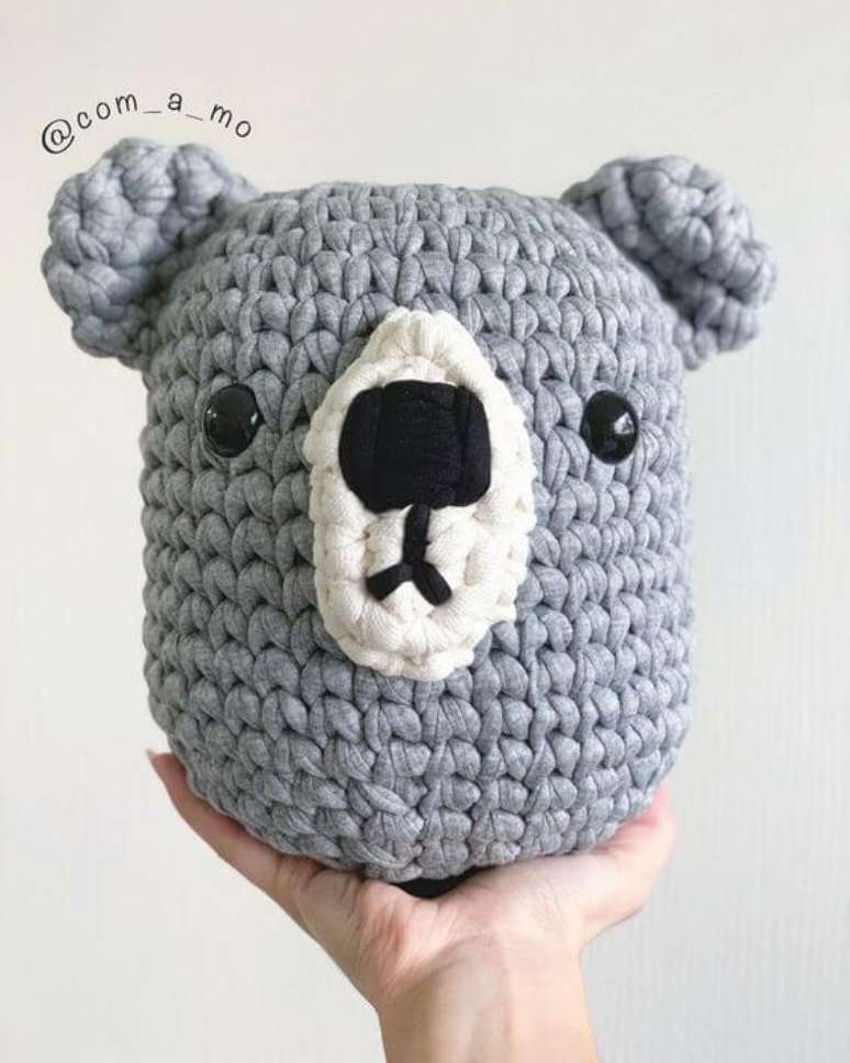 1. Peso de porta de crochê com cara de coala – Foto: Com Amô