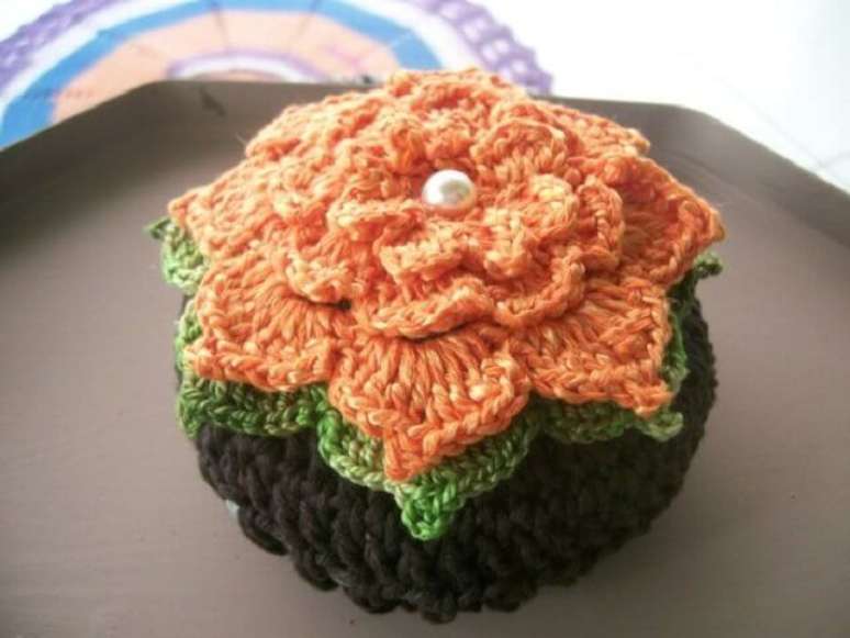 10. Peso de porta de crochê com flores – Foto: Revista Artesanato