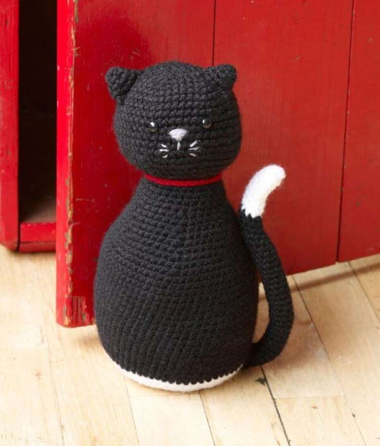 7. Peso de porta de crochê com gato preto – Foto: Pinterest