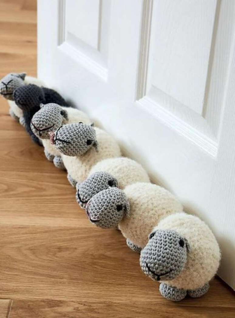2. Peso para porta de crochê de quarto infantil com ovelhas – Foto: Pinterest