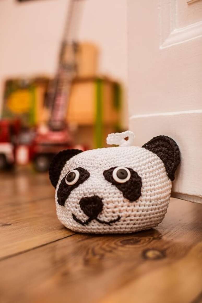 20. Peso de porta de crochê de panda – Foto: Pinterest