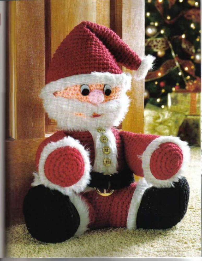 6. Peso de porta de croch&ecirc; tem&aacute;tico de papai noel &ndash; Foto: Uniami croche