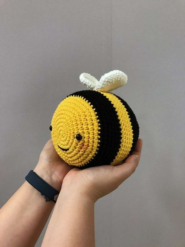 24. Peso para porta de crochê com abelha – Foto: Amigurumi Brasil