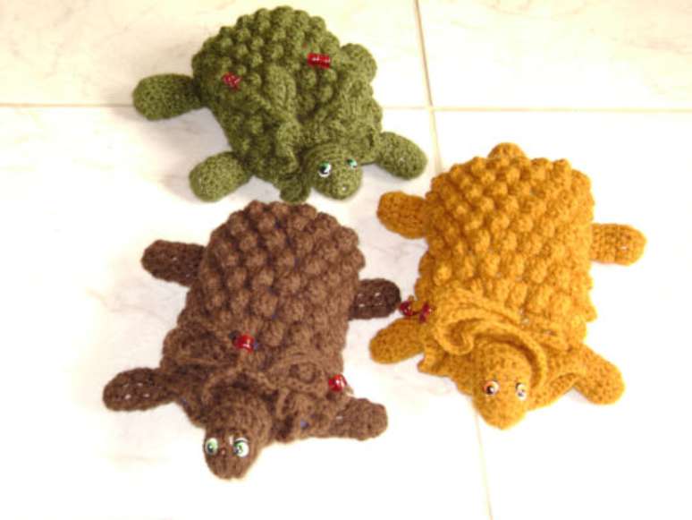 45. Peso de porta de crochê tartaruga verde, amarelo e marrom – Foto: Pinterest