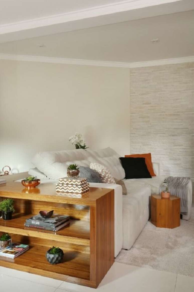 33. Sala com parede canjiquinha e sofá branco retrátil. Projeto por Bianchi & Lima Arquitetura