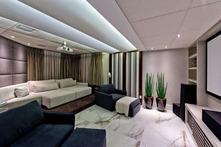 44. Sala de Tv com sofá retrátil confortável. Projeto por Espaço do Tralo Arquitetura