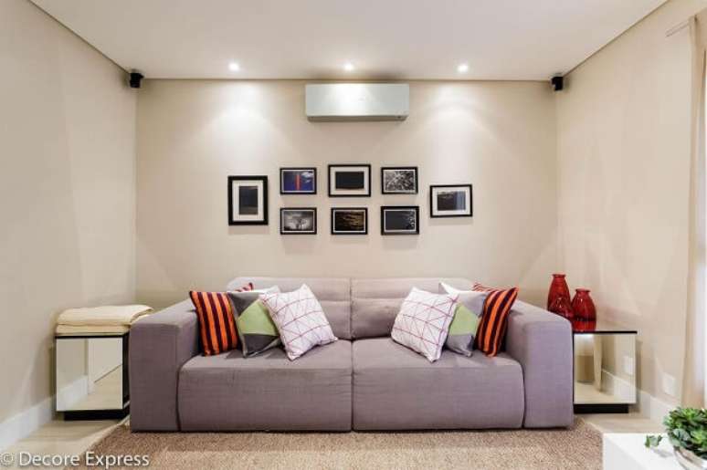 47. Sofá 2 lugares retrátil e almofadas coloridas decoram a sala de estar. Fonte: Camila Badaró
