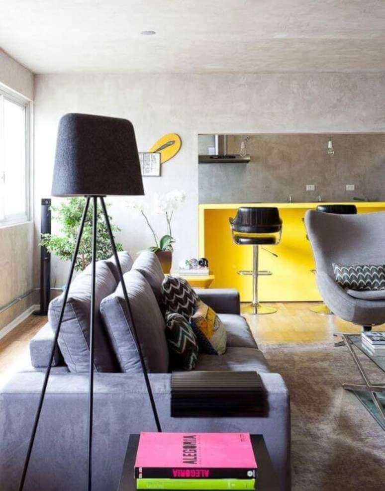 49. Sofá retrátil cinza para sala de estar moderna. Projeto por Suite Arquitetos