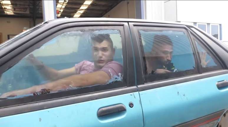 O youtuber Michael Alexander Philippou dirigiu um carro cheio de água para um vídeo em seu canal