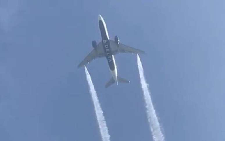 Avião libera combustível e atinge crianças em escola nos EUA