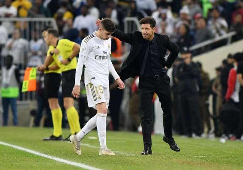 Federico Valverde, do Real Madrid, deixa o campo ap&oacute;s ser expulso e &eacute; consolado pelo t&eacute;cnico do Atl&eacute;tico de Madri, Diego Simeone, durante final da Supercopa da Espanha
12/01/2020 REUTERS/Waleed Ali 