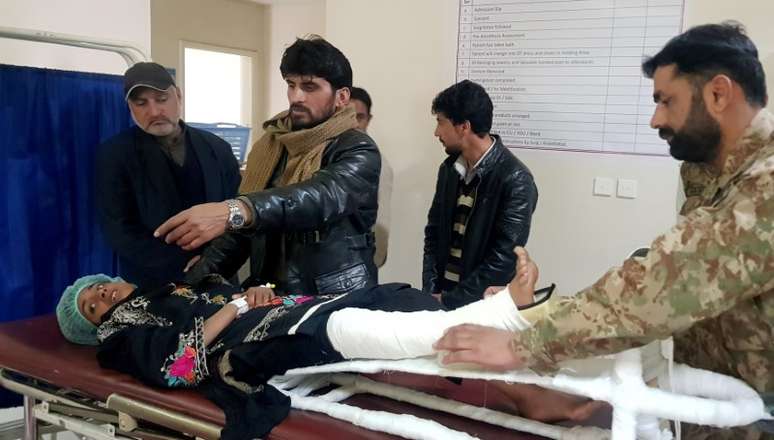 Samina, de 12 anos, que foi resgatada ap&oacute;s 18 horas sob destro&ccedil;os de avalanche que destruiu sua casa em Bakwali, no Paquist&atilde;o
15/01/2020
REUTERS/Abu Arqam Naqash