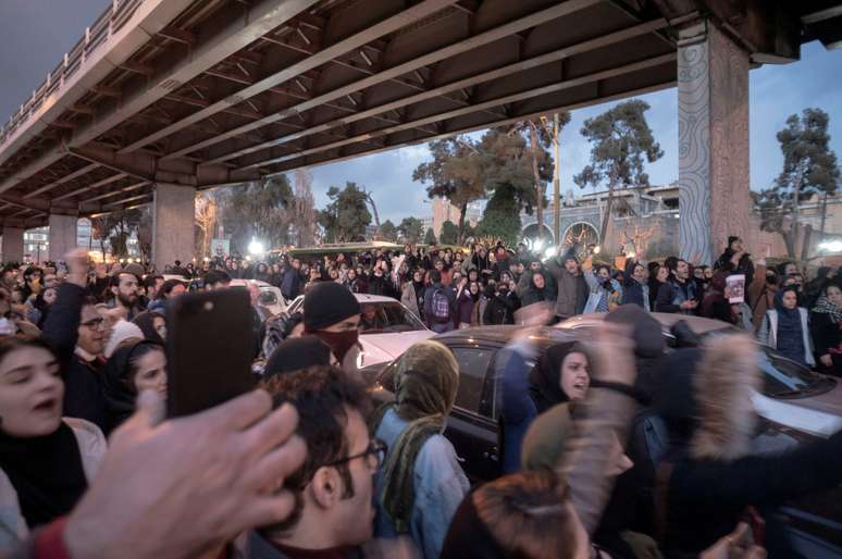 Protesto em Teerã 11/1/2020   mídia social/via REUTERS  