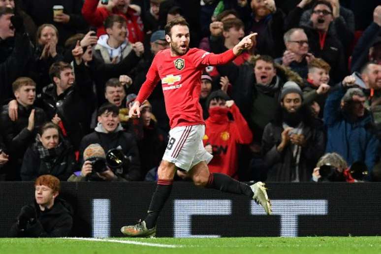 Meia Juan Mata comemorando o belo gol: espanhol classificou o time para a próxima fase (Foto: Paul Ellis / AFP)