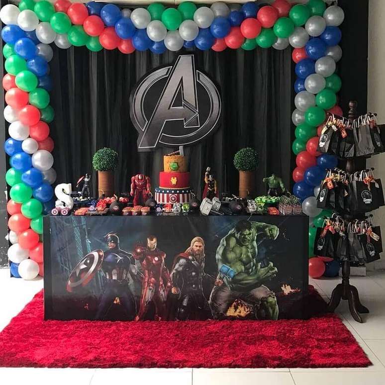 5. Invista em arranjo de balões para decorar a sua festa dos Vingadores simples – Foto: Josivaldo e Cris Balões