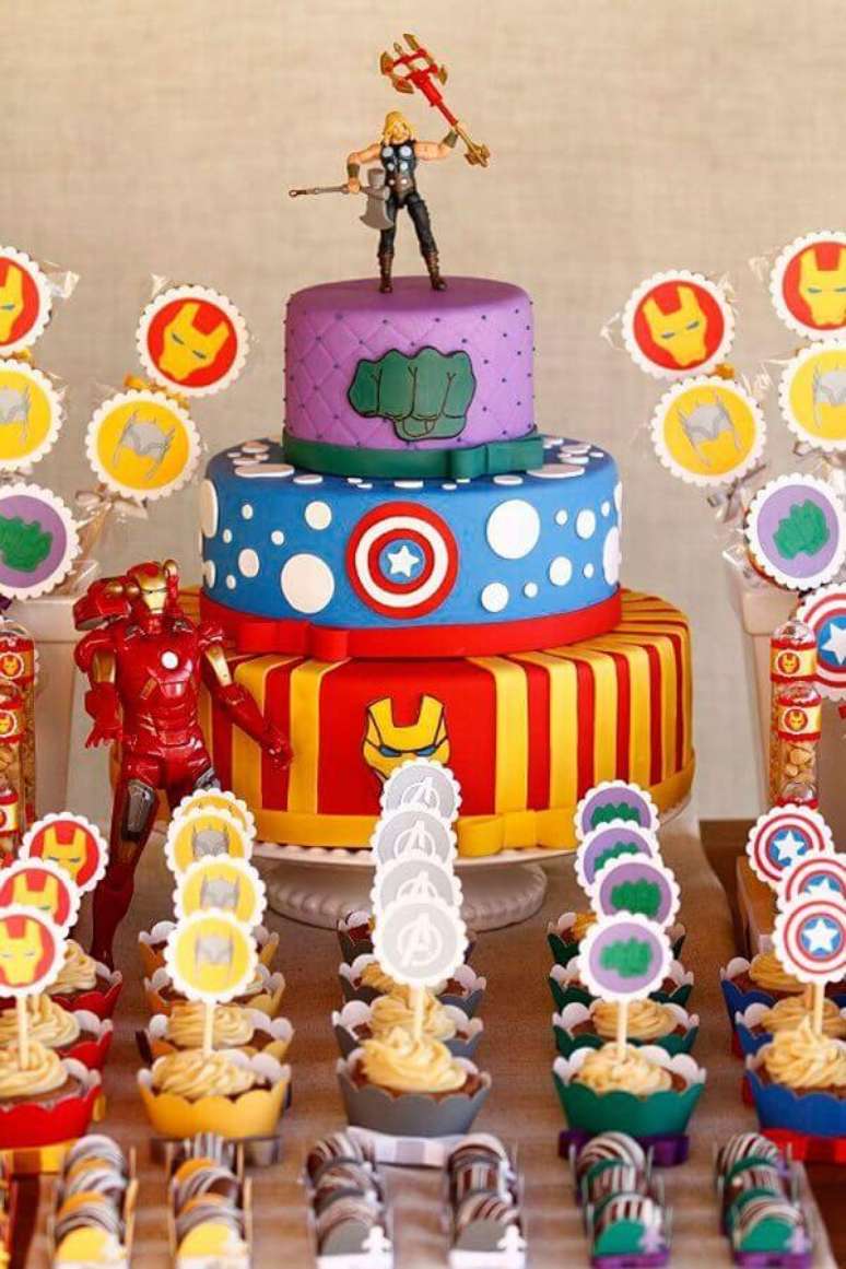 10. Escolha um bolo decorado bem bonito para compor a decoração da mesa de festa infantil dos Vingadores – Foto: A Minha Festinha