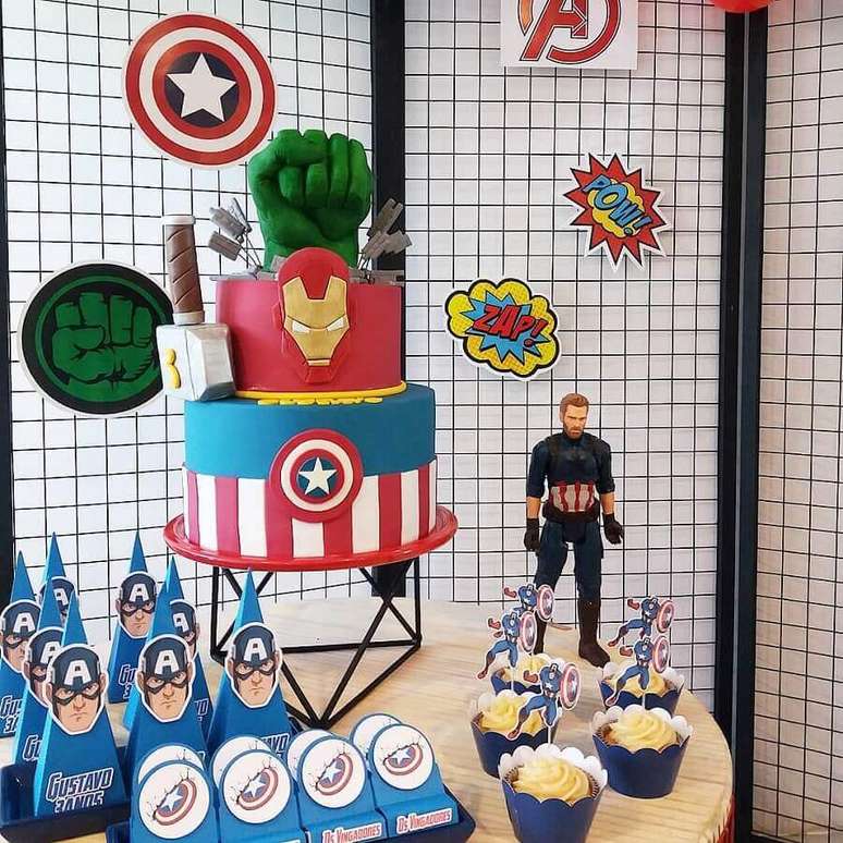 11. Bolo com pasta americana personalizado para mesa de doces de festa de aniversário dos Vingadores – Foto: Babiglacê