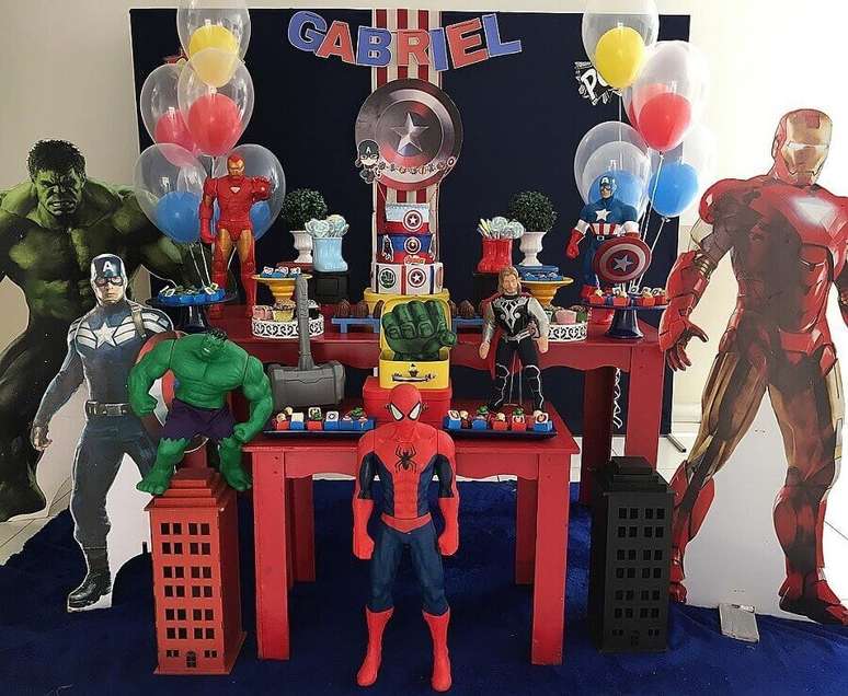 16. Decoração de festa dos Vingadores com bonecos grandes dos heróis – Foto: Najla Boaventura