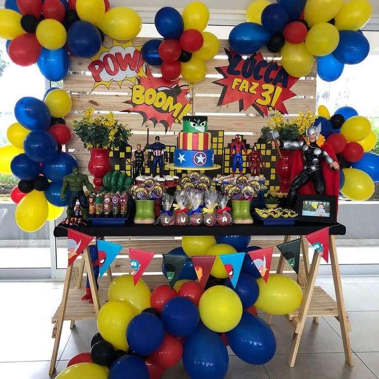 18. Os arranjos com bexigas fazem toda a diferen&ccedil;a na decora&ccedil;&atilde;o de festa dos Vigadores simples &ndash; Foto: Nicole Matsen Brito