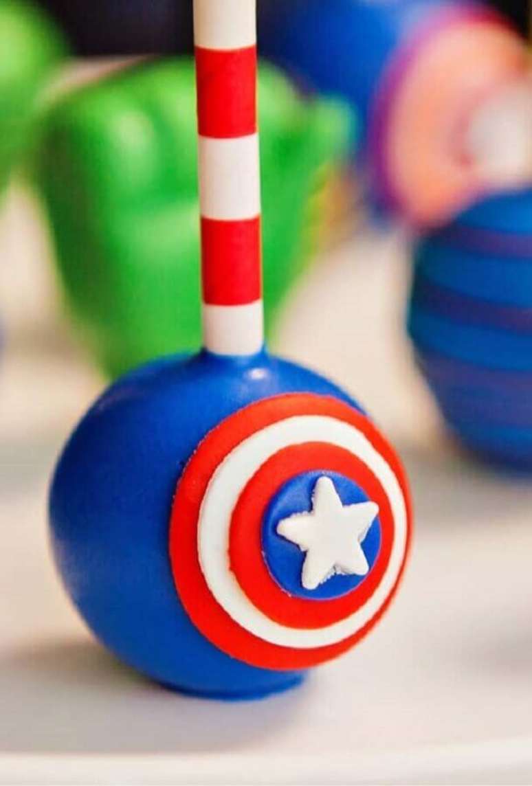 19. Cake pop personalizado com escudo do Capitão América para festa infantil dos Vingadores – Foto: Kara’s Party Ideas