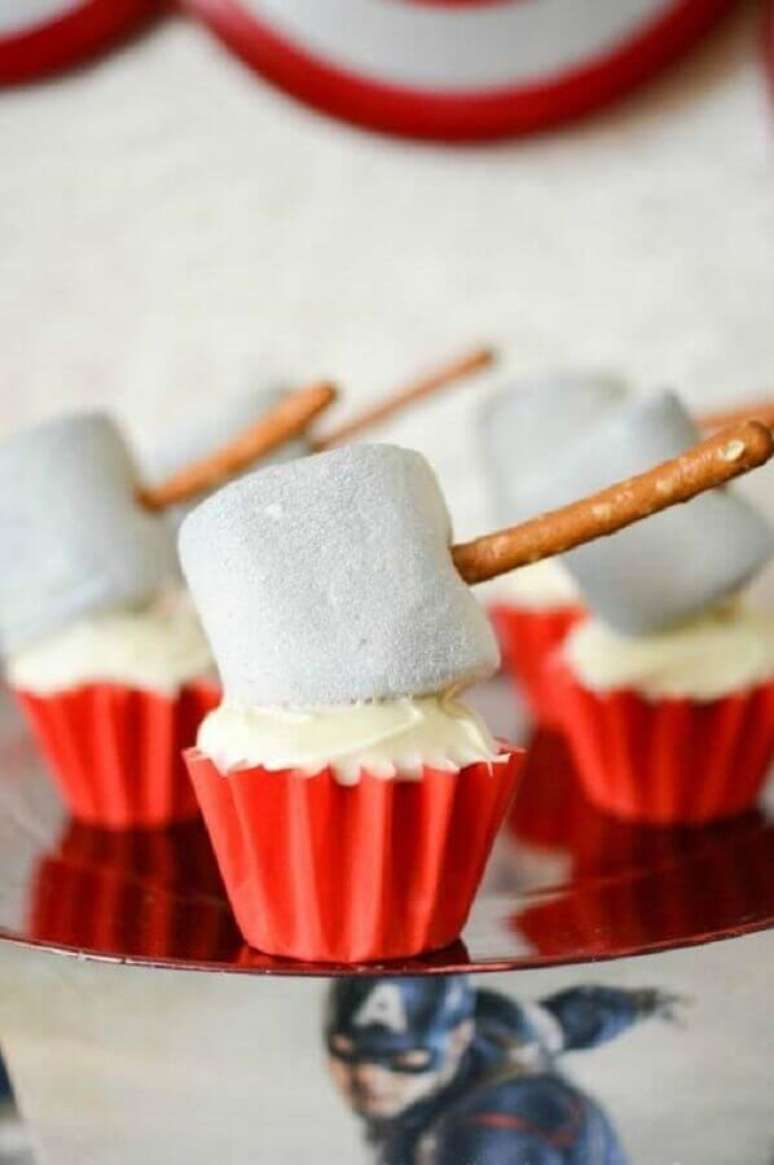 20. Cupcake com martelinho de açúcar para festa dos Vingadores – Foto: Mamãe & Cia