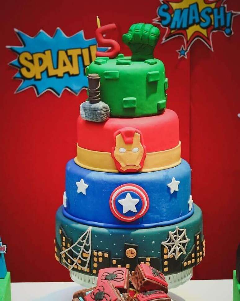 24. Lindo bolo decorado com pasta americana para festa de aniversário dos Vingadores – Foto: Aline Rodrigues