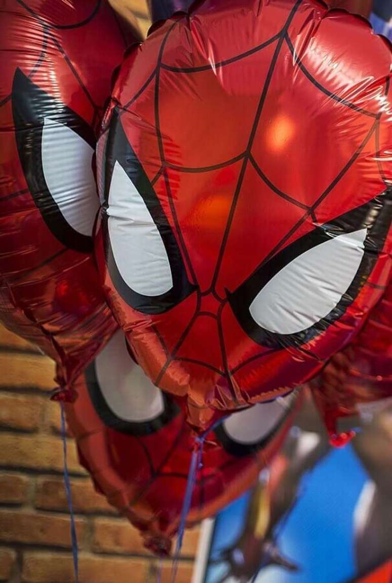 26. Os balões personalizados com a armadura dos heróis também pode fazer parte da decoração de festa dos Vingadores – Foto: Kara’s Party Ideas