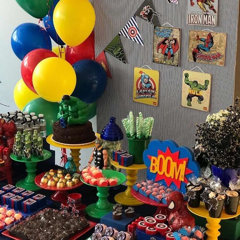 27. Balões coloridos e bonecos de heróis fazem toda a diferença na decoração de festa dos Vingadores – Foto: Pinterest