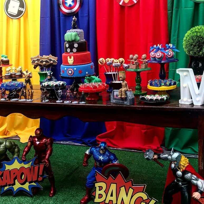 29. Decoração de festa dos Vingadores com bonecos de super-heróis – Foto: Pea Decor