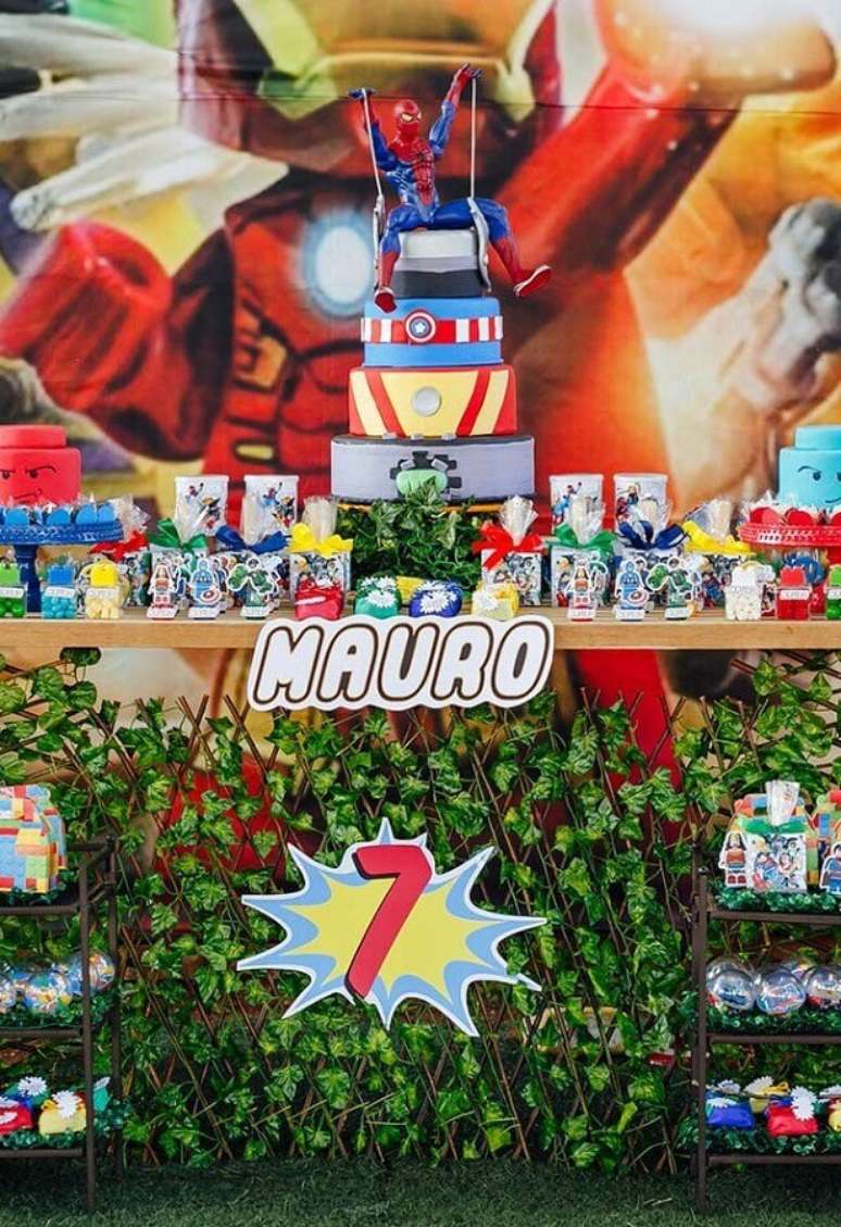 30. Linda decoração de festa dos Vingadores com bolo personalizado de 4 andares e Homem Aranha no topo – Foto: Kara’s Party Ideas