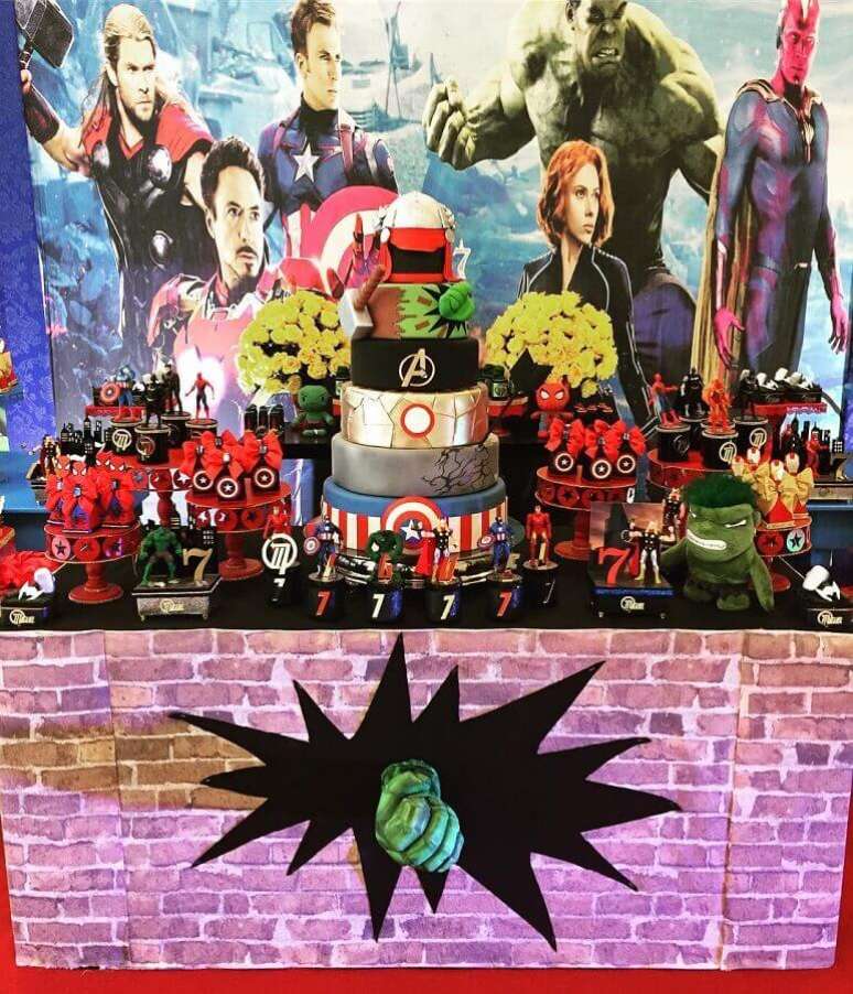 1. O painel do filme é muito usado para a decoração de festa dos Vingadores – Foto: Eventual Festas