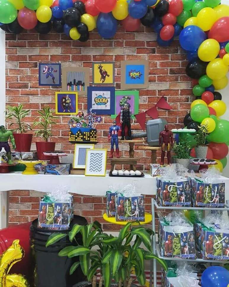 33. Decoração de festa infantil dos Vingadores com arranjo de balões coloridos – Foto: Dia Perfeito Patrícia Noronha