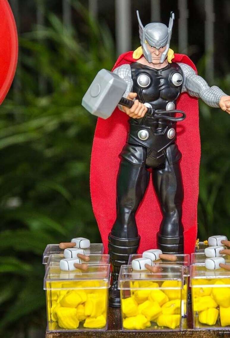 3. Boneco do Thor para decoração de festa infantil dos Vingadores – Foto: Everyday Party Magazine