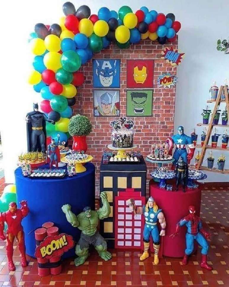 38. Decoração para festa infantil dos Vingadores com vários bonecos – Foto: Pinosy