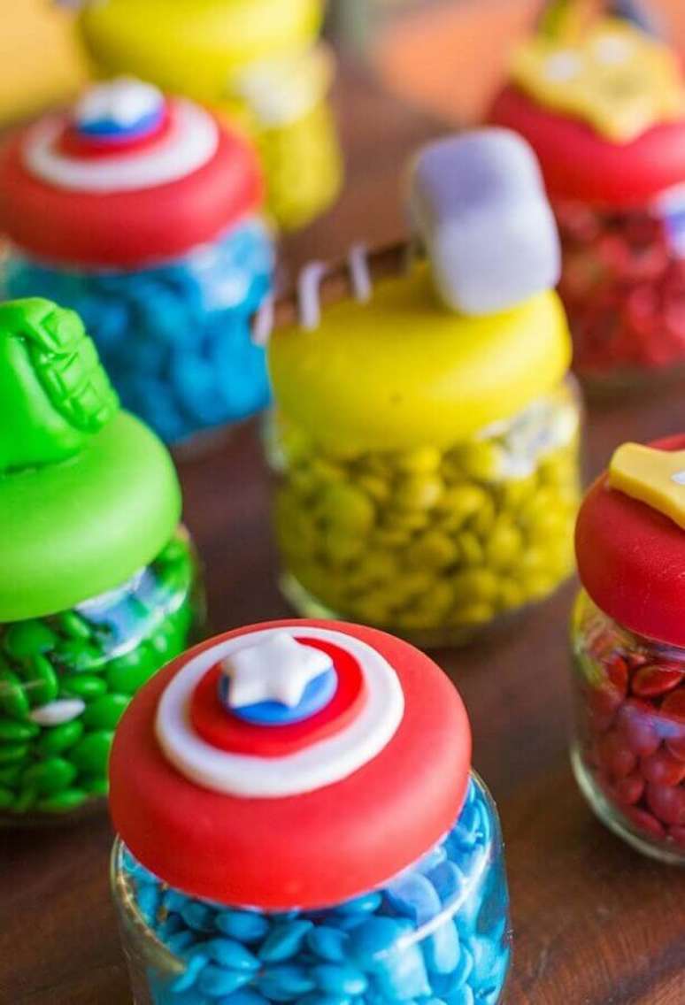 41. Doces em potinhos personalizados para festa de aniversário dos Vingadores – Foto: Dcore Você