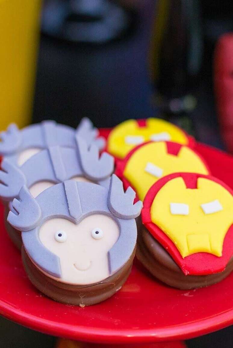 42. Doces personalizados com pasta americana para festa infantil dos Vingadores – Foto: Mamãe & Cia