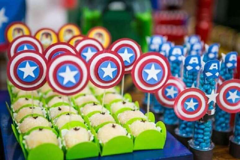 6. Docinhos coloridos fazem toda a diferença na decoração de festa dos Vingadores simples – Foto: Pinterest