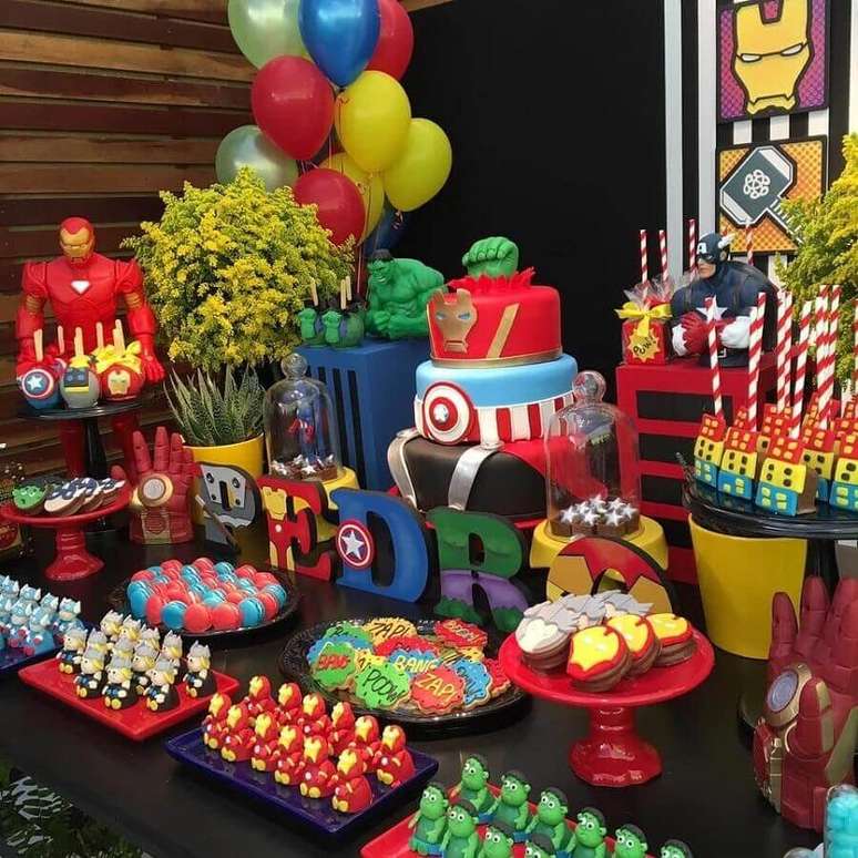 45. Linda mesa de doces decorada para festa de aniversário dos Vingadores com vários doces personalizados – Foto: Tive Uma Ideia