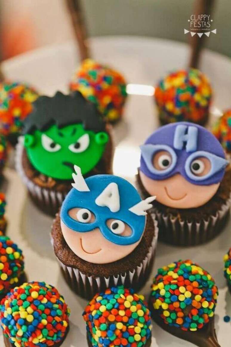 46. Festa de aniversário dos Vingadores com doces personalizados – Foto: Clappy Festas