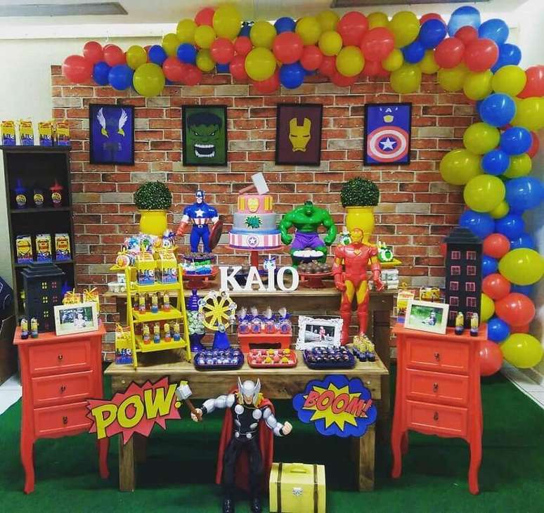 51. Festa dos Vingadores simples decorada com bonecos de her&oacute;is grande e arco de bexigas &ndash; Foto: Brilho e Arte Decora&ccedil;&otilde;es