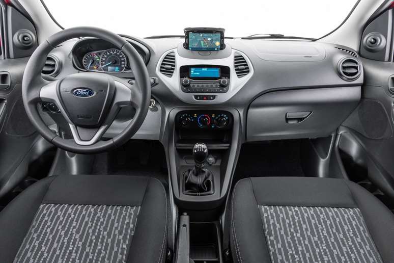 Interior da versão SE: Ford Dock para prender o celular no painel.