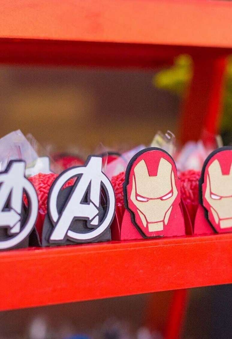 56. Utilize forminhas de doces personalizadas para deixar a festa de aniversário dos Vingadores mais divertida – Foto: Pinterest