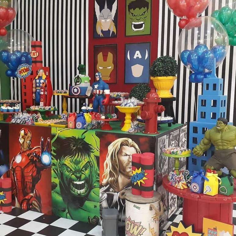 63. Linda decoração para festa dos Vingadores com vários detalhes representando os personagens principais – Foto: Funny Kids Festas